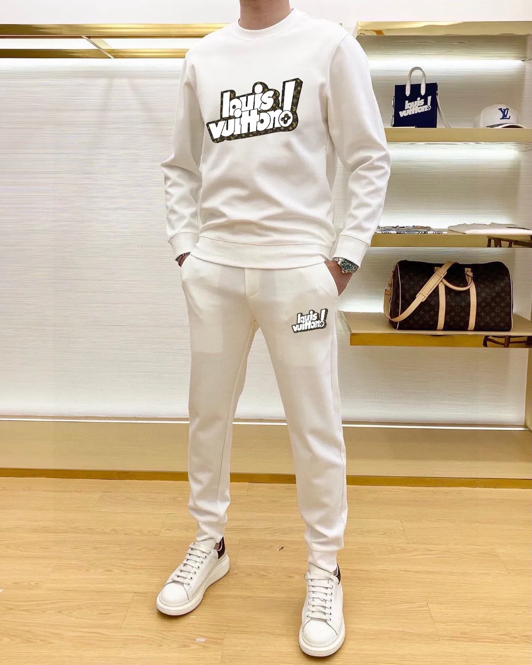 🅿️380 [LV Louis Vuitton] (Fat Man Gospel) hot-selling suit is coming. Focus on the original version of the official website. 2025 new hot-selling sweatshirt suit. The original order is the best. 🇭🇰The meticulous work of top designers is dedicated to a fitting and perfect upper body effect. All-natural high-quality Roman cotton 100%, close-fitting comfort, noble and elegant! Original hardware embodies elegance and nobility! Counter size: M-5XL (maximum wear up to 220 pounds)